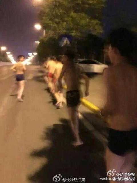 长沙一理发店惩罚员工 街头裸奔喝马桶水