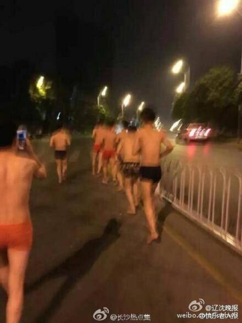 长沙一理发店惩罚员工 街头裸奔喝马桶水