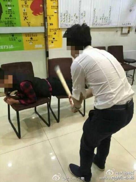 长沙一理发店惩罚员工 街头裸奔喝马桶水