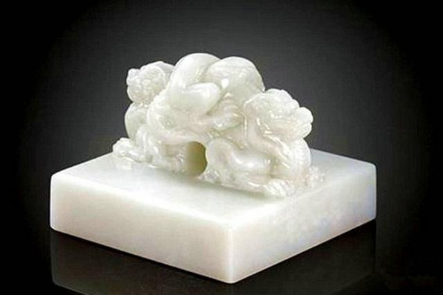 资料图：乾隆帝御宝交龙钮白玉玺 