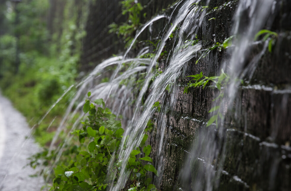 南京遭遇暴雨袭击 明城墙再现“龙吐水”景观