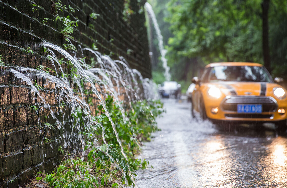 南京遭遇暴雨袭击 明城墙再现“龙吐水”景观