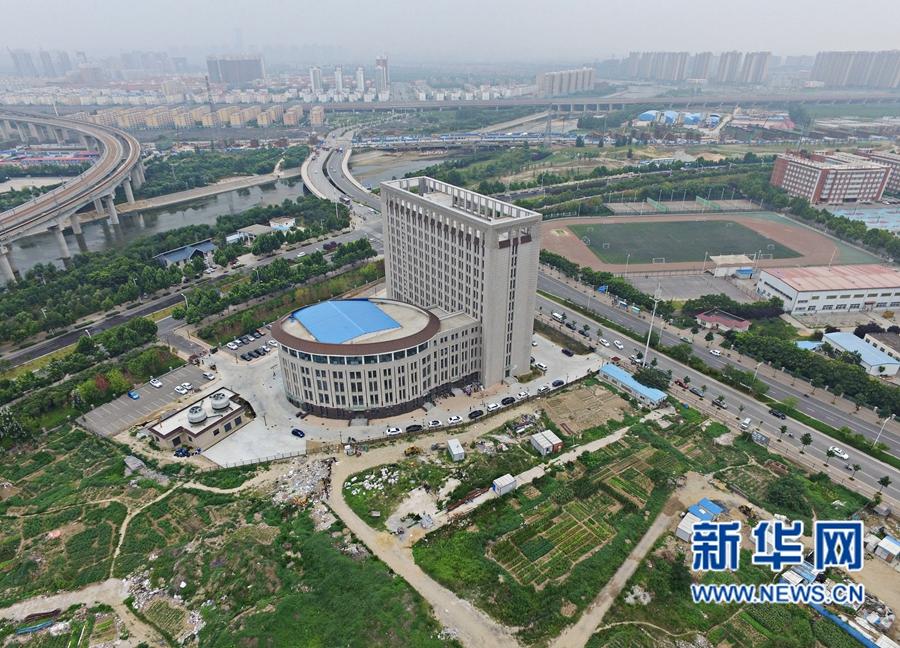 河南高校出现奇葩建筑 造型酷似巨型马桶(图)