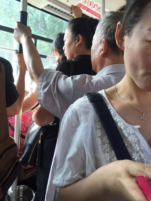 网友曝北京一公交再现老人骚扰女生 下半身紧贴 网友曝北京一公交再现老人骚扰女生 下半身紧贴