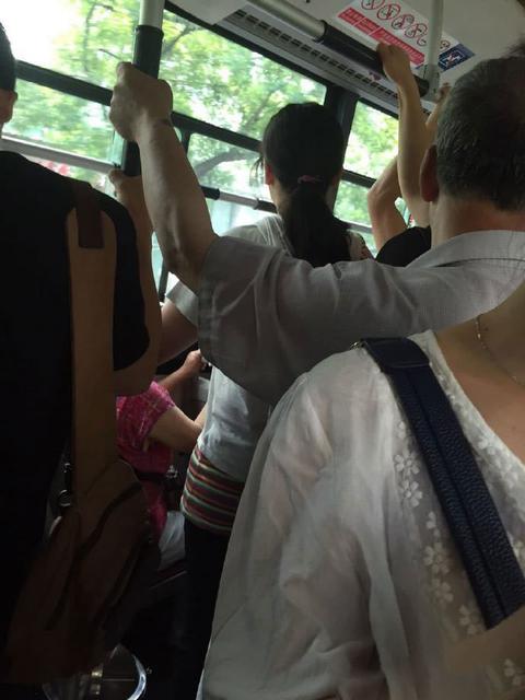 网友曝北京一公交再现老人骚扰女生 下半身紧贴 网友曝北京一公交再现老人骚扰女生 下半身紧贴