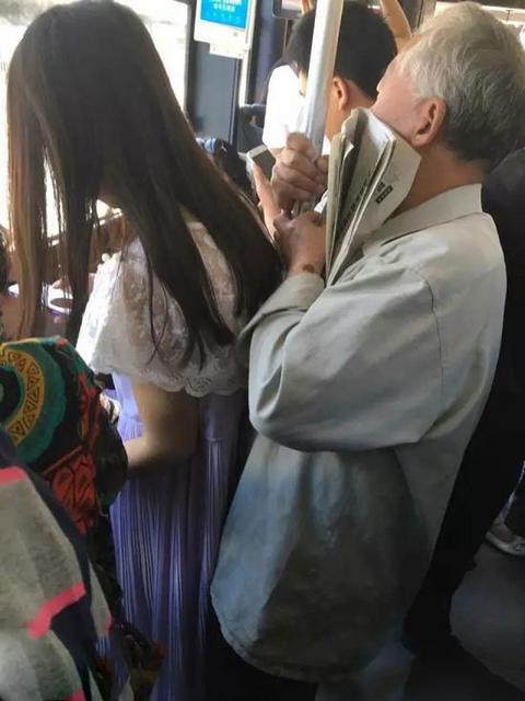 网友曝北京一公交再现老人骚扰女生 下半身紧贴 网友曝北京一公交再现老人骚扰女生 下半身紧贴