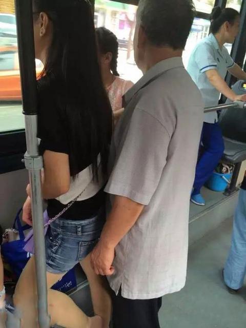 网友曝北京一公交再现老人骚扰女生 下半身紧贴 网友曝北京一公交再现老人骚扰女生 下半身紧贴
