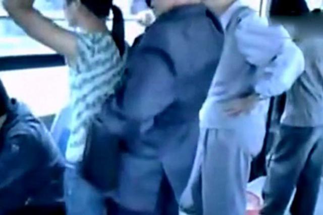 网友曝北京一公交再现老人骚扰女生 下半身紧贴
