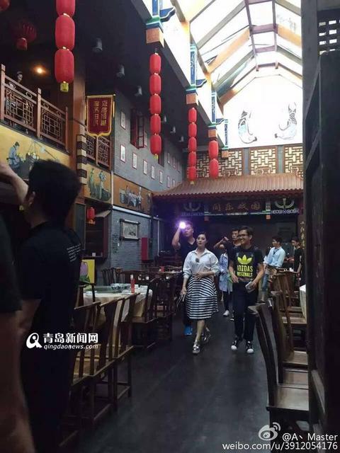 组图:大黑牛范爷现身劈柴院 遭粉丝强势围观