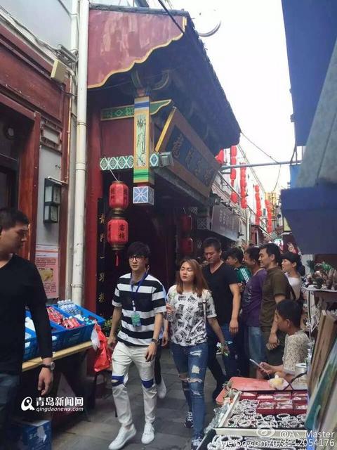 组图:大黑牛范爷现身劈柴院 遭粉丝强势围观
