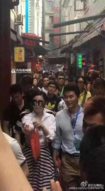 组图:大黑牛范爷现身劈柴院 遭粉丝强势围观