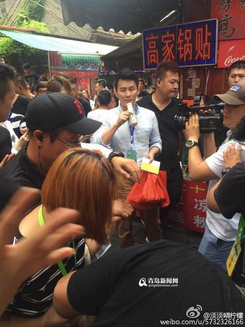 组图:大黑牛范爷现身劈柴院 遭粉丝强势围观