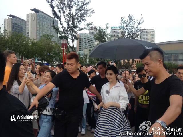 组图:大黑牛范爷现身劈柴院 遭粉丝强势围观