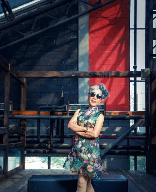 80岁老人拍逆天时装照 看姨姥的后现代生活 80岁老人拍逆天时装照 看姨姥的后现代生活