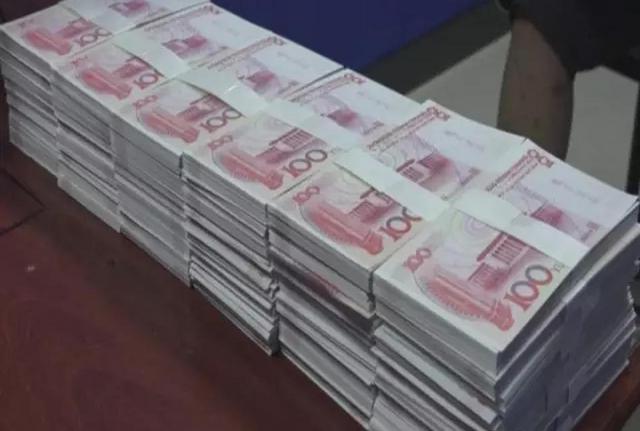 广东男子堆起大钞炫富 钞票上印有4字