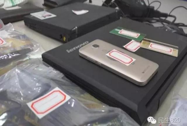 广东男子堆起大钞炫富 钞票上印有4字