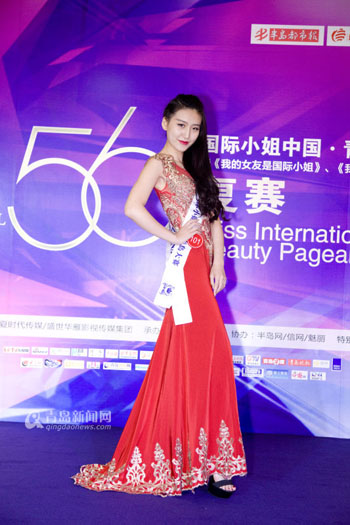 高清:60佳丽晋级国际小姐半决赛 穿旗袍秀美腿