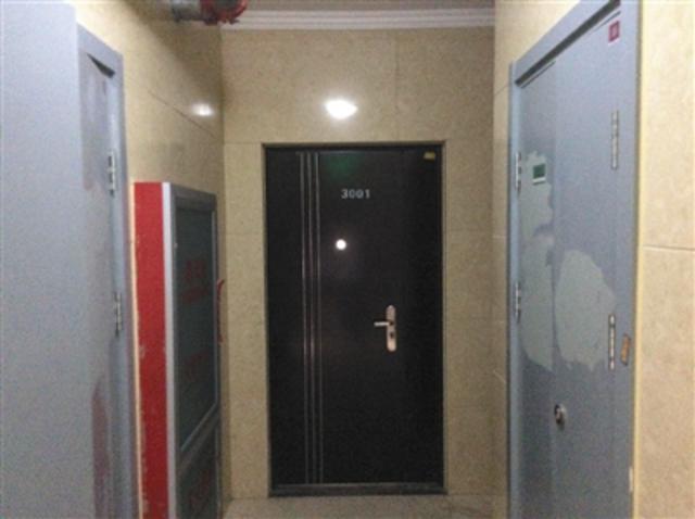 昨日，海淀某小区，金重齐居住的30层共四家住户。