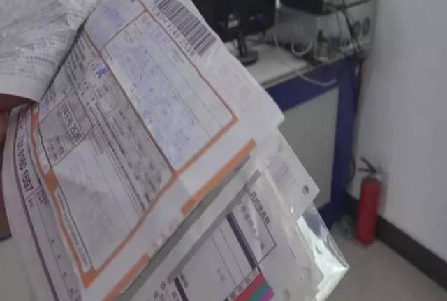 男子堆起百元大钞炫富 钞票上印有4个字被抓