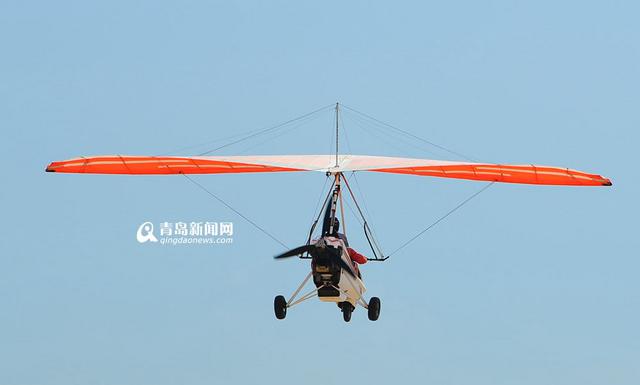 金沙滩动力三角翼开飞 惊险刺激游客争尝鲜 金沙滩动力三角翼开飞 惊险刺激游客争尝鲜