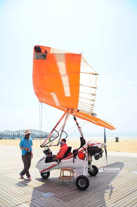金沙滩动力三角翼开飞 惊险刺激游客争尝鲜