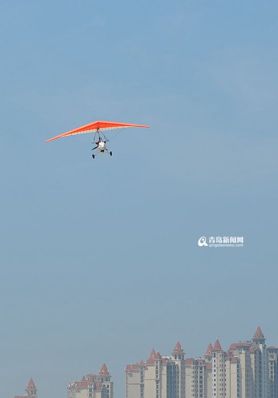 金沙滩动力三角翼开飞 惊险刺激游客争尝鲜