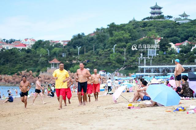 【青岛故事】浴场救生员一年救千人 爱财别来