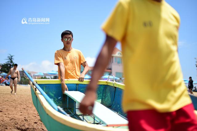 【青岛故事】浴场救生员一年救千人 爱财别来