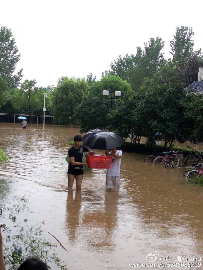 武汉高校男生暴雨中集体为女大学生送饭