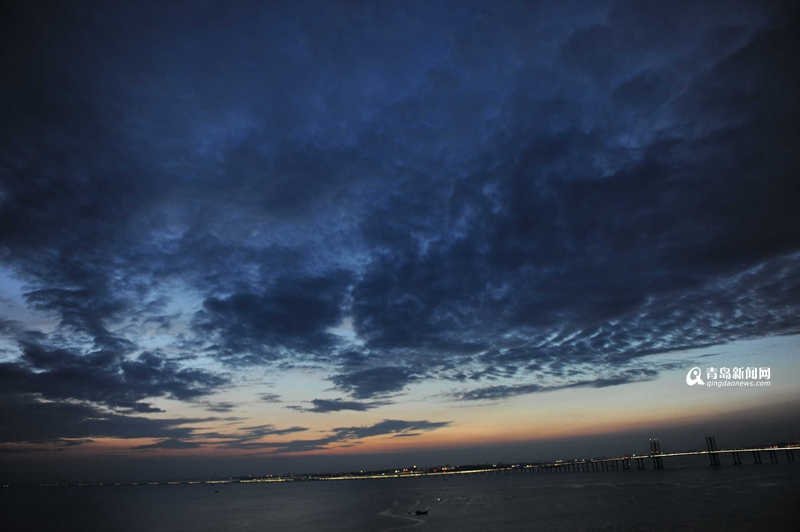 高清:实拍夕阳下的跨海大桥 如巨龙盘踞胶州湾