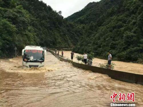 资料图：暴雨致娄底新化境内公路被淹 新宣 摄