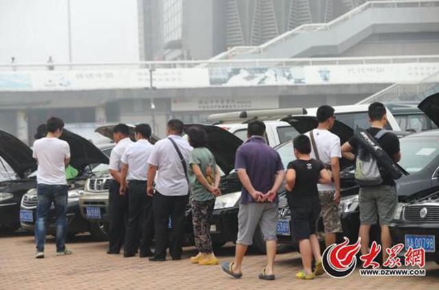 7月5日，被拍卖车辆集中在奥体中心东荷广场展示已经进入最后一天，前来“考察”的市民络绎不绝。