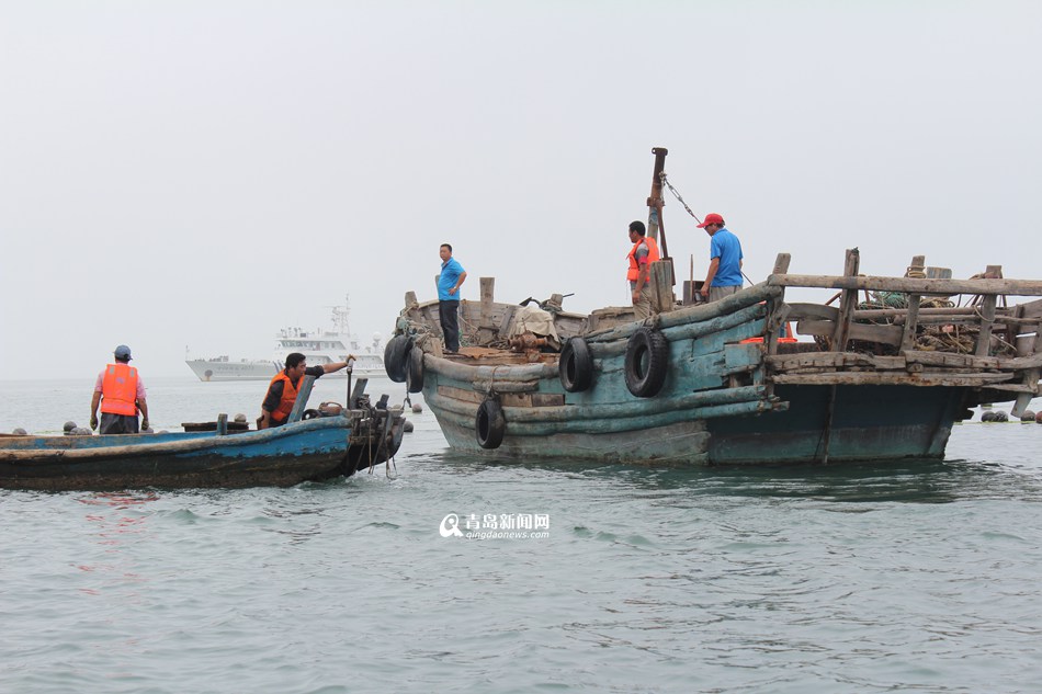 5艘执法船海上突袭 清理20亩非法养殖区