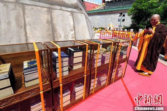 资料图：北京八大处公园举办丰富多彩的禅林旅游文化活动。图为晒经现场。<a target='_blank' href=' align=