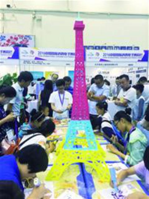 3D打印成时尚 小朋友3D画笔画出立体埃菲尔铁塔 3D打印成时尚 小朋友3D画笔画出立体埃菲尔铁塔