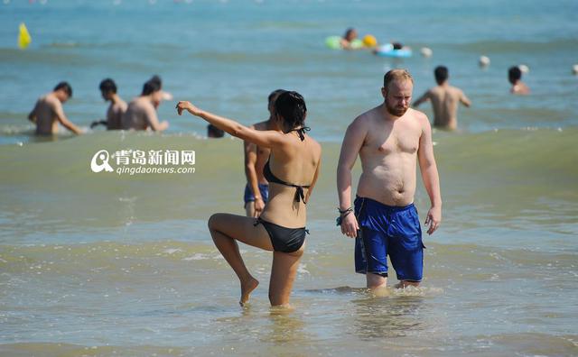 高清:石老人浴场靓丽一幕 比基尼美女秀瑜伽