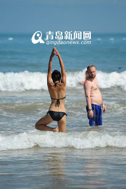 高清:石老人浴场靓丽一幕 比基尼美女秀瑜伽