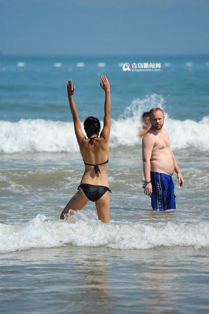 高清:石老人浴场靓丽一幕 比基尼美女秀瑜伽