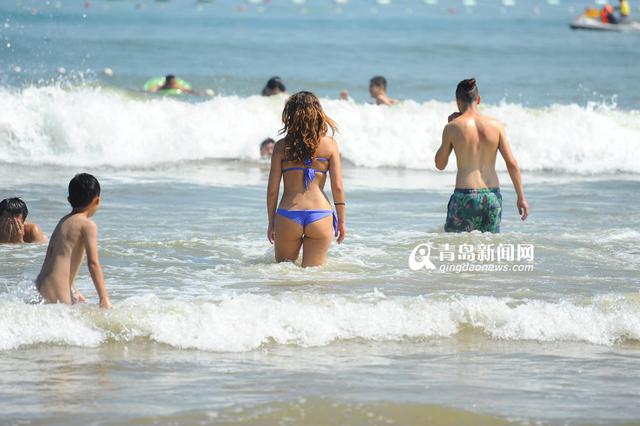 高清:石老人浴场靓丽一幕 比基尼美女秀瑜伽