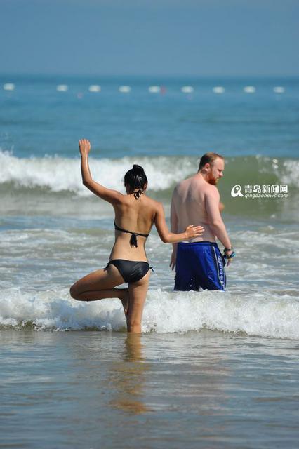 高清:石老人浴场靓丽一幕 比基尼美女秀瑜伽