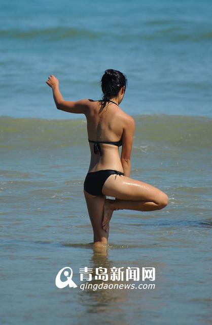 高清:石老人浴场靓丽一幕 比基尼美女秀瑜伽