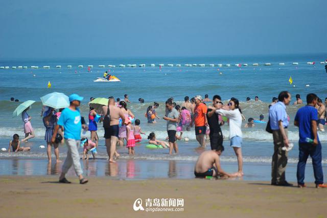 高清:石老人浴场靓丽一幕 比基尼美女秀瑜伽