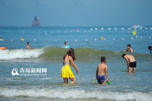 高清:石老人浴场靓丽一幕 比基尼美女秀瑜伽