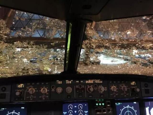 航班飞行途中遭冰雹袭击　变“麻子脸”