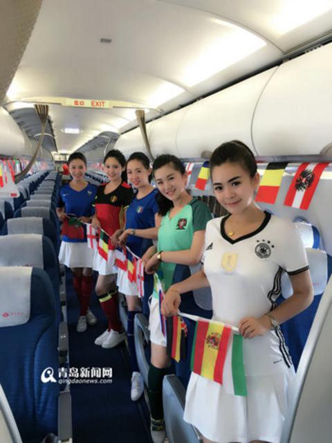青航空姐变身足球宝贝 机舱内大秀性感