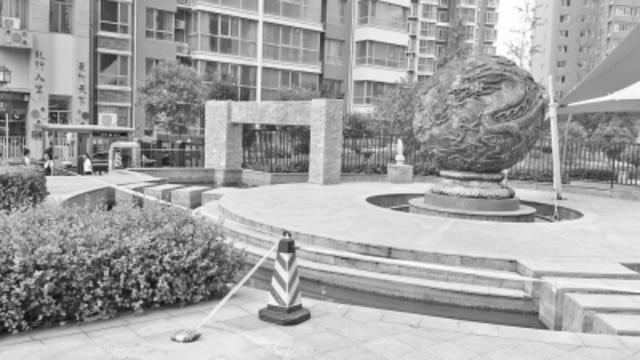 出事的圆形喷泉池处于停喷状态,已被拉上了警戒带。