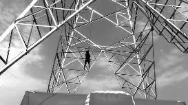 7月9日，城固县文川镇毛岭村发生惊险一幕，一名66岁的老人爬上了该村一座57米高的电力铁塔。在城固公安、消防、地方政府和群众6个小时的全力施救下，老人最终安全获救，避免了一场悲剧的发生。