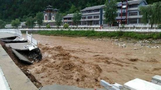 【抗洪】陕西暴雨致山洪爆发 千人村庄一度失联