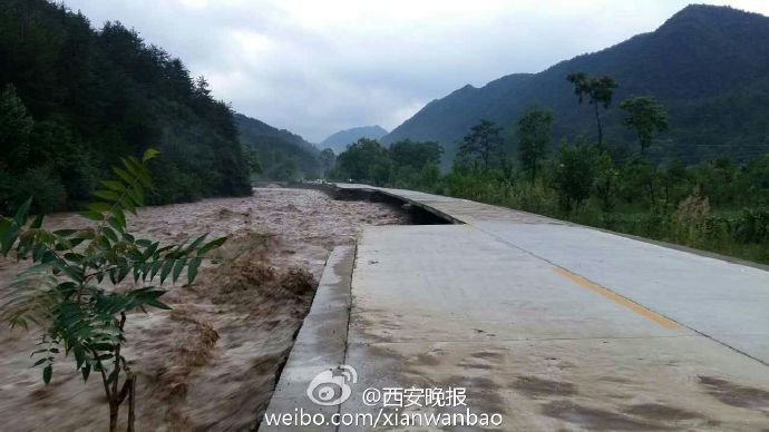 【抗洪】陕西暴雨致山洪爆发 千人村庄一度失联