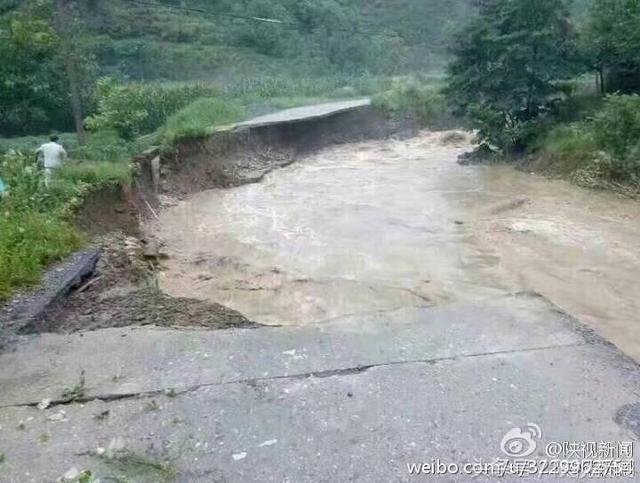 【抗洪】陕西暴雨致山洪爆发 千人村庄一度失联